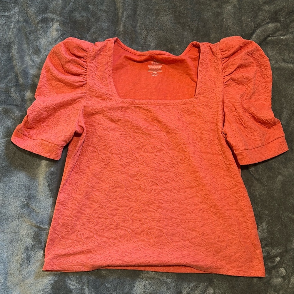 Nine West Coral Short Sleeve  Shirt  Size Large  with a pretty  design